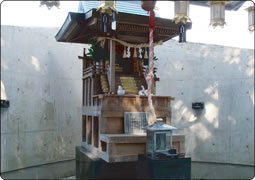 白蛇供養塔内の白蛇神社